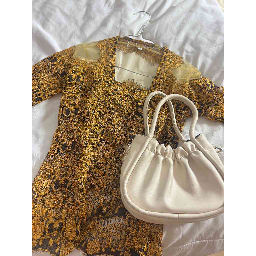 Preloved Kebaya Brokat Kuning Modern GRATIS Tas Wanita Putih Elegan