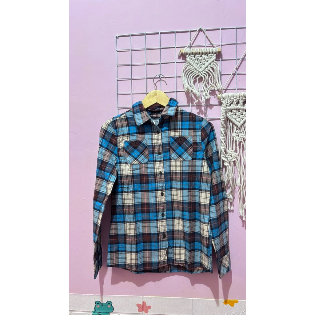 Kemeja Kotak Beyond style