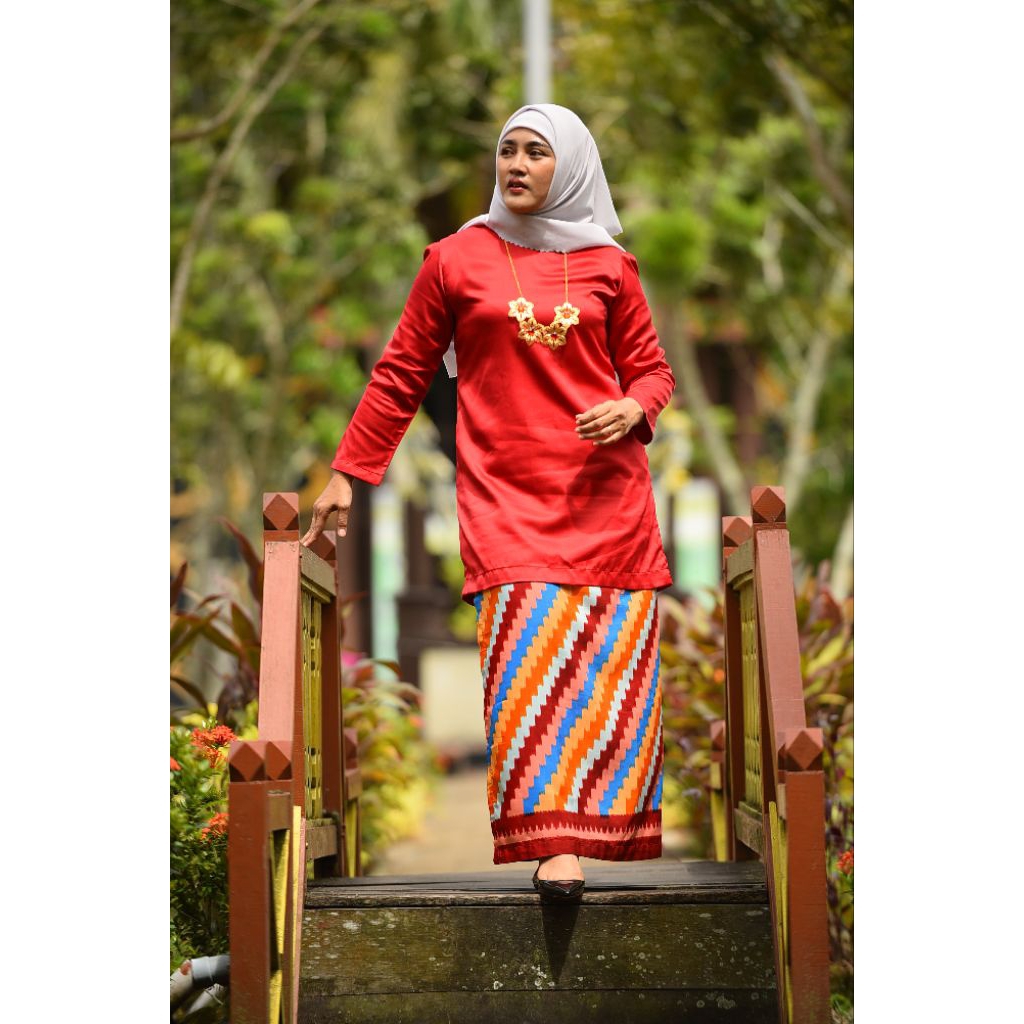 Rok Lilit Corak Insang – Kain Khas Melayu Pontianak