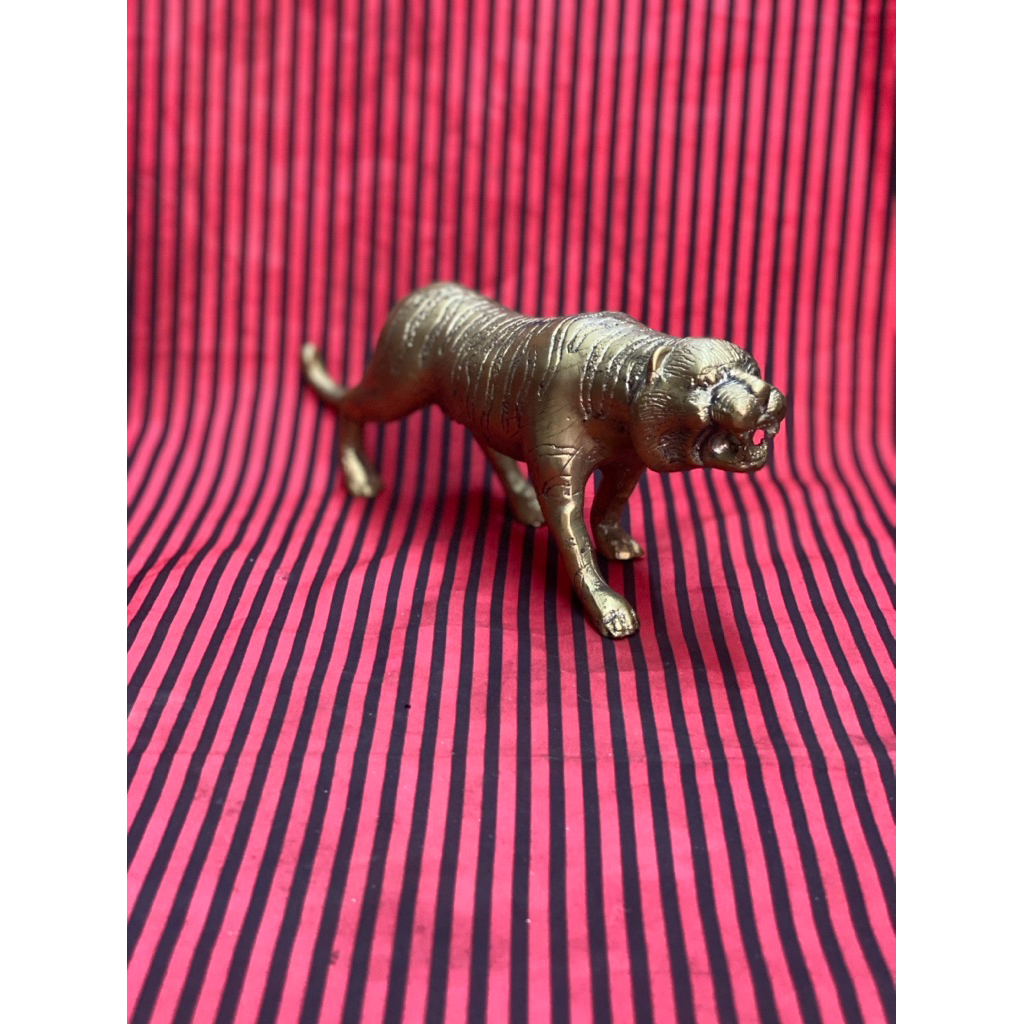 patung harimau kuningan