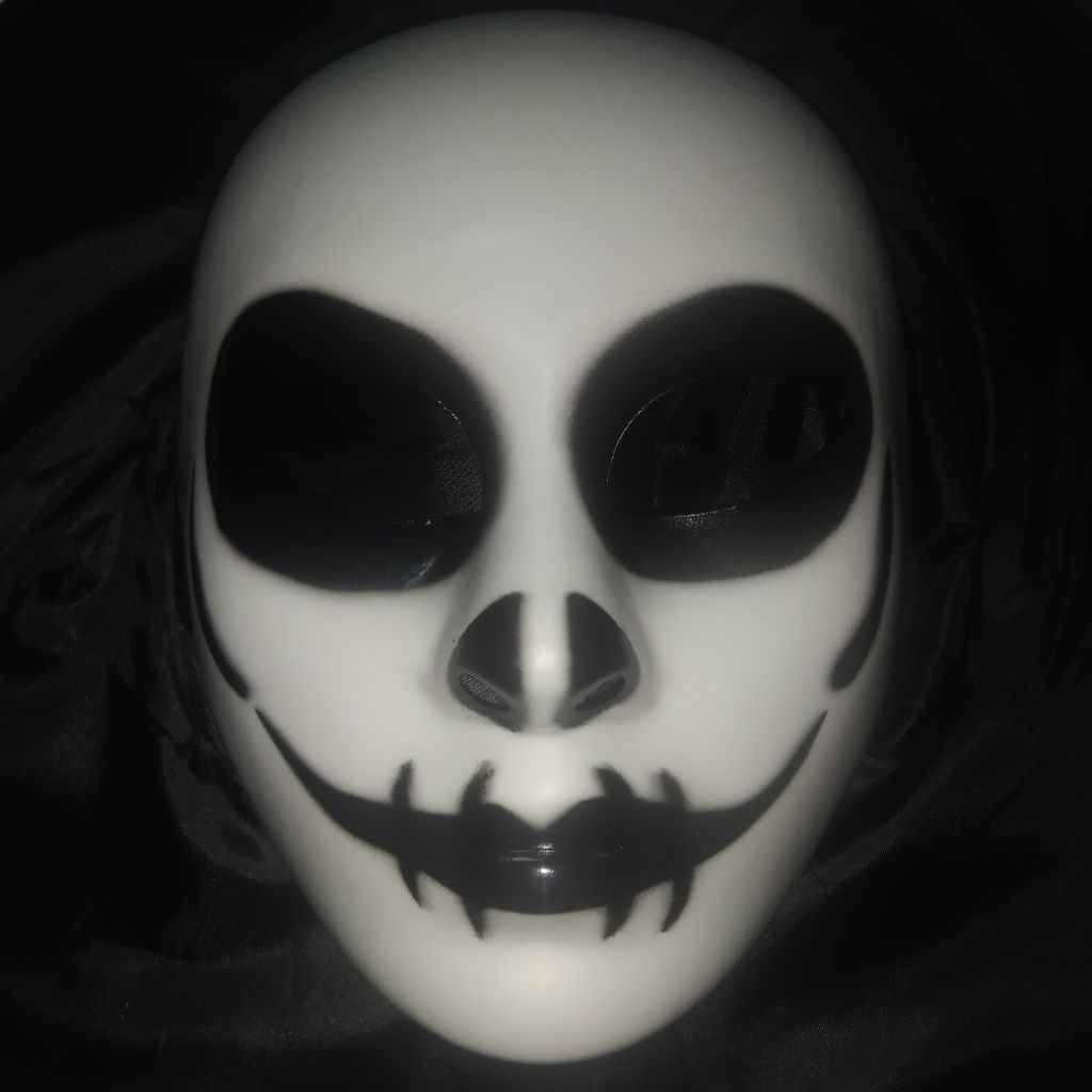 topeng halloween hantu putih