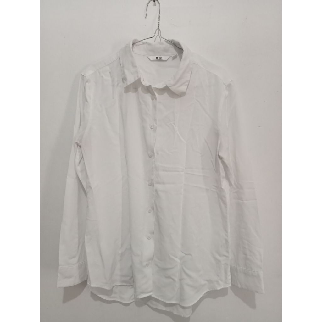 Preloved UNIQLO Rayon Airy Blouse warna White / Kemeja Putih Rayon