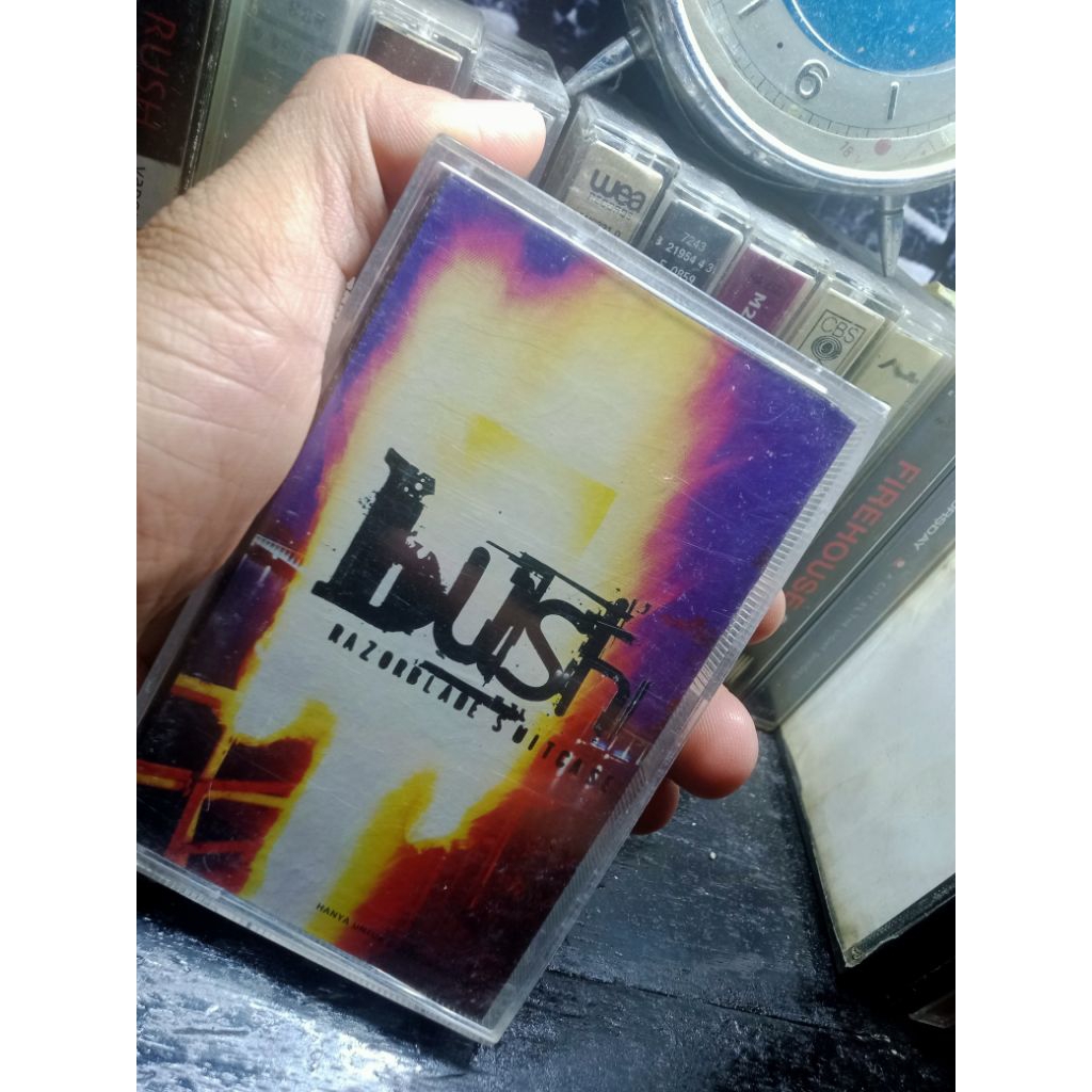 kaset Bush - Razorblade Switcase