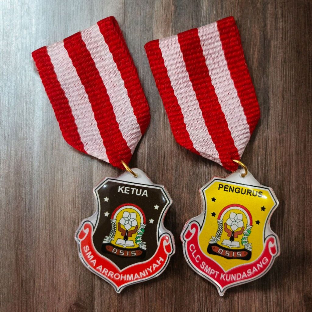 Tiska OSIS Costume Akrilik Resin – Pin OSIS SMP SMA MTs Custom Nama Jabatan & Sekolah Model Penitik 