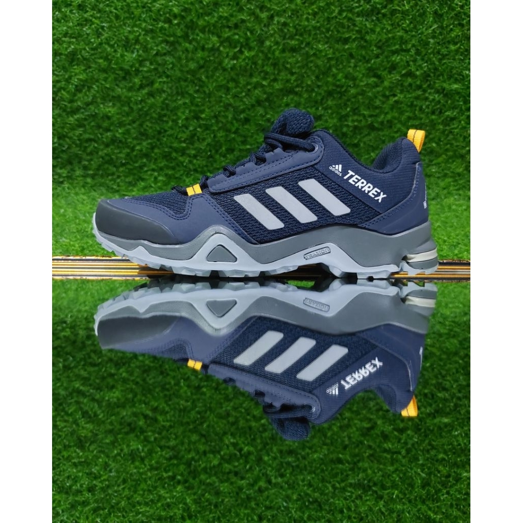 sepatu gunung trekking adidas size 40