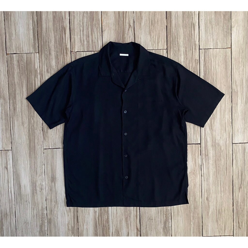 Kemeja Open collar Gu hitam L