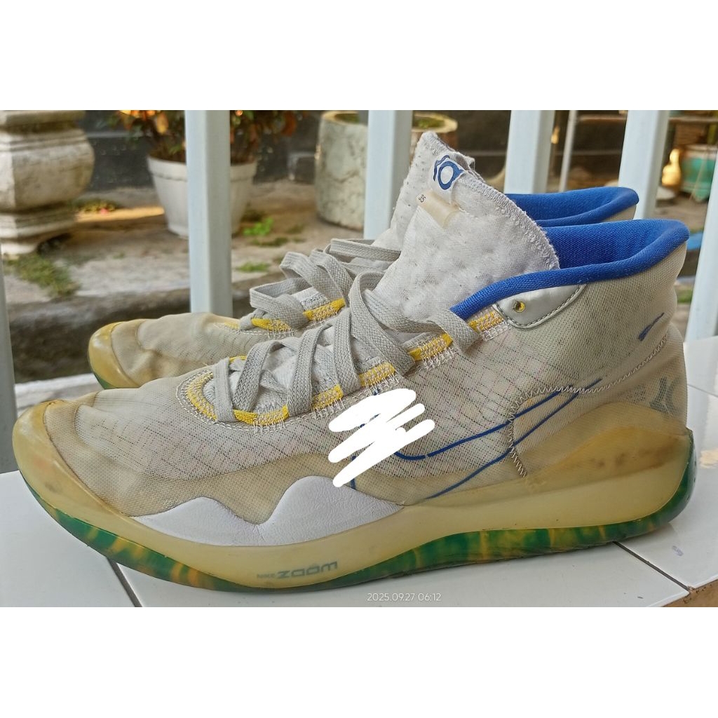 sepatu basket putih size 44,5