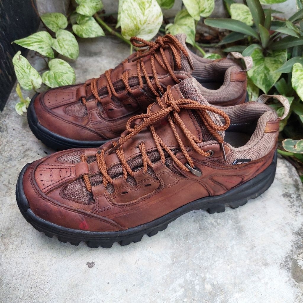 sepatu hiking second vasque size 42(27cm)
