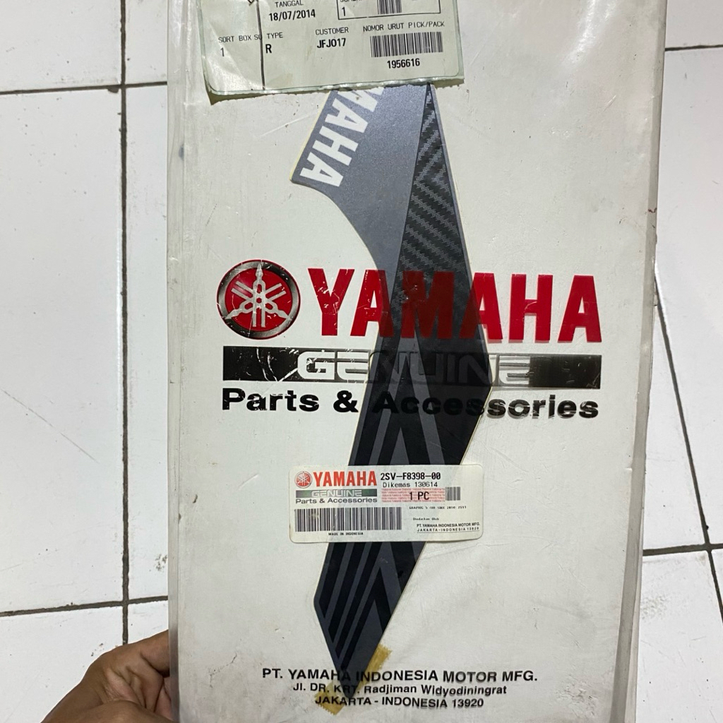 Striping stiker bagian sayap body depan kiri Yamaha Xeon GT 125 2014 hitam original YGP 2SV-F8398-00