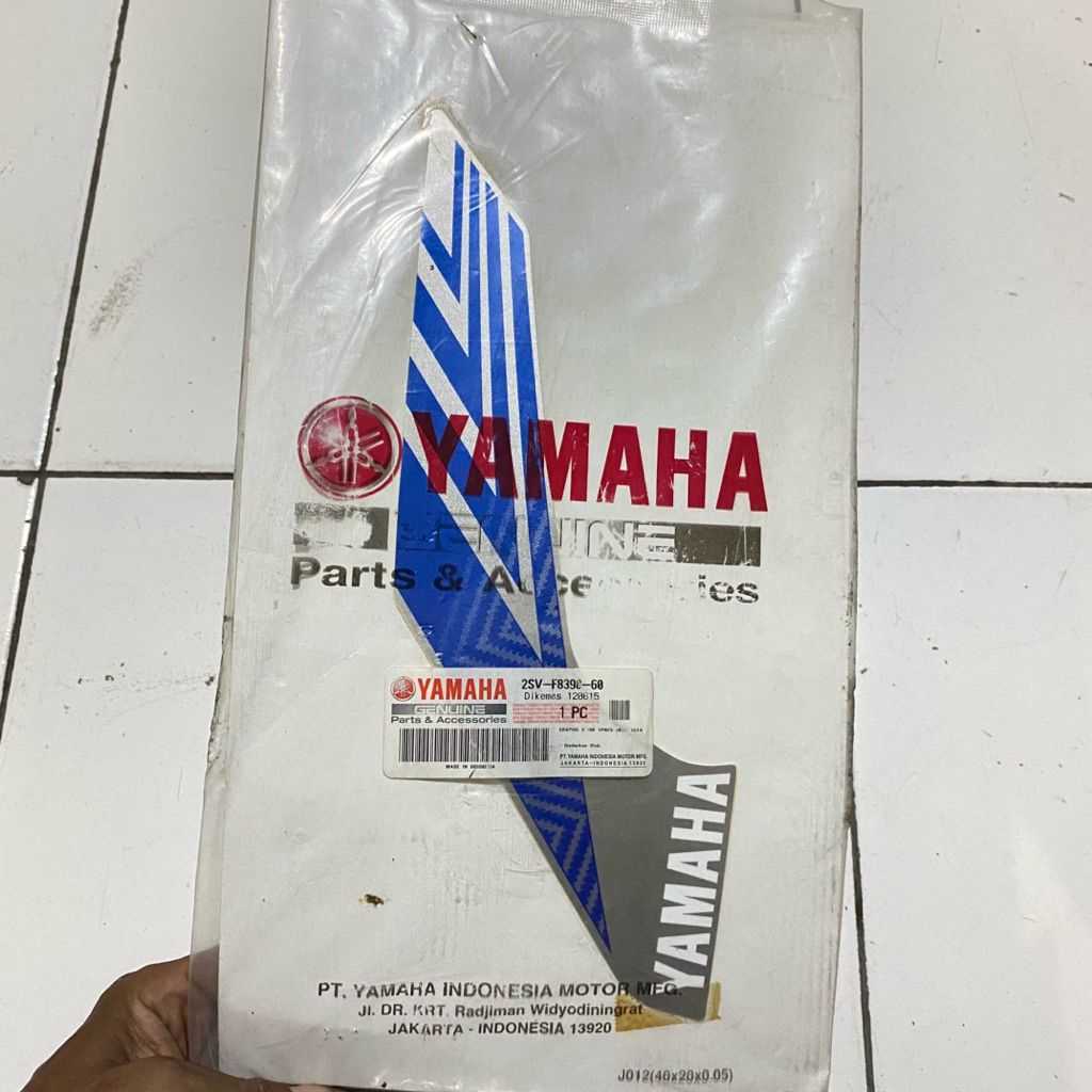 Striping stiker bagian sayap body depan kiri Yamaha Xeon GT 125 2014 biru original YGP 2SV-F8398-60