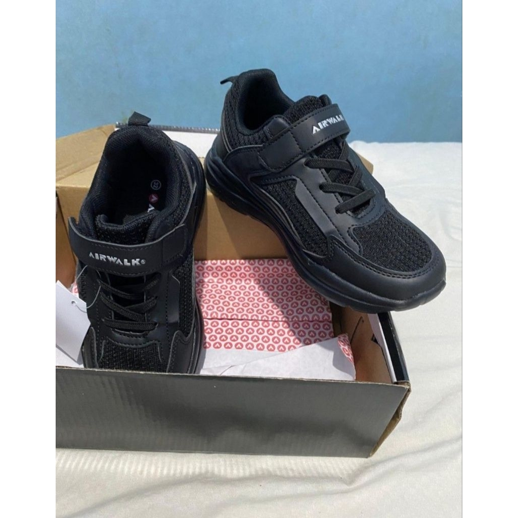 sepatu sekolah hitam Airwalk