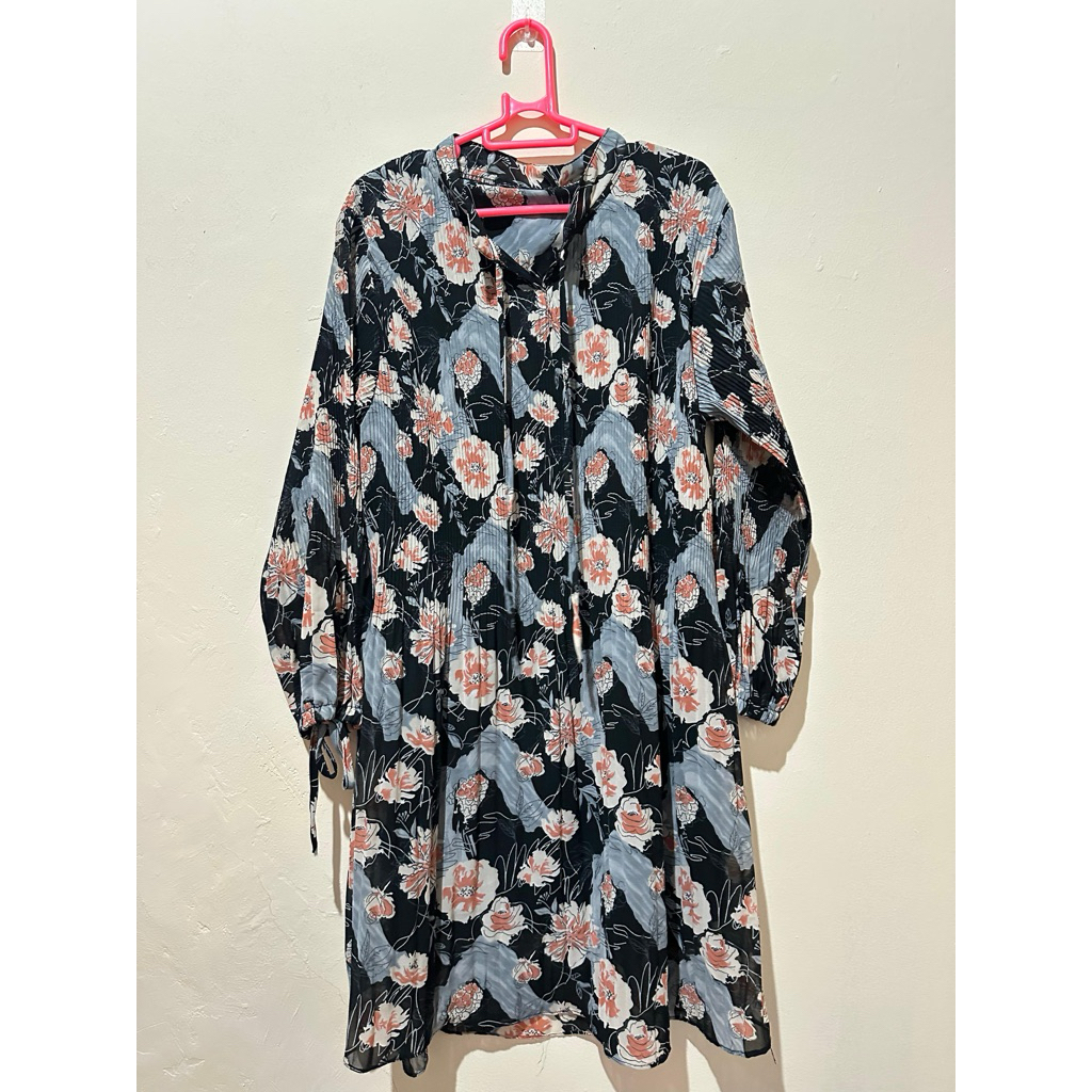 #84 PRELOVED - Dress/midi wanita plisket motif hitam bunga