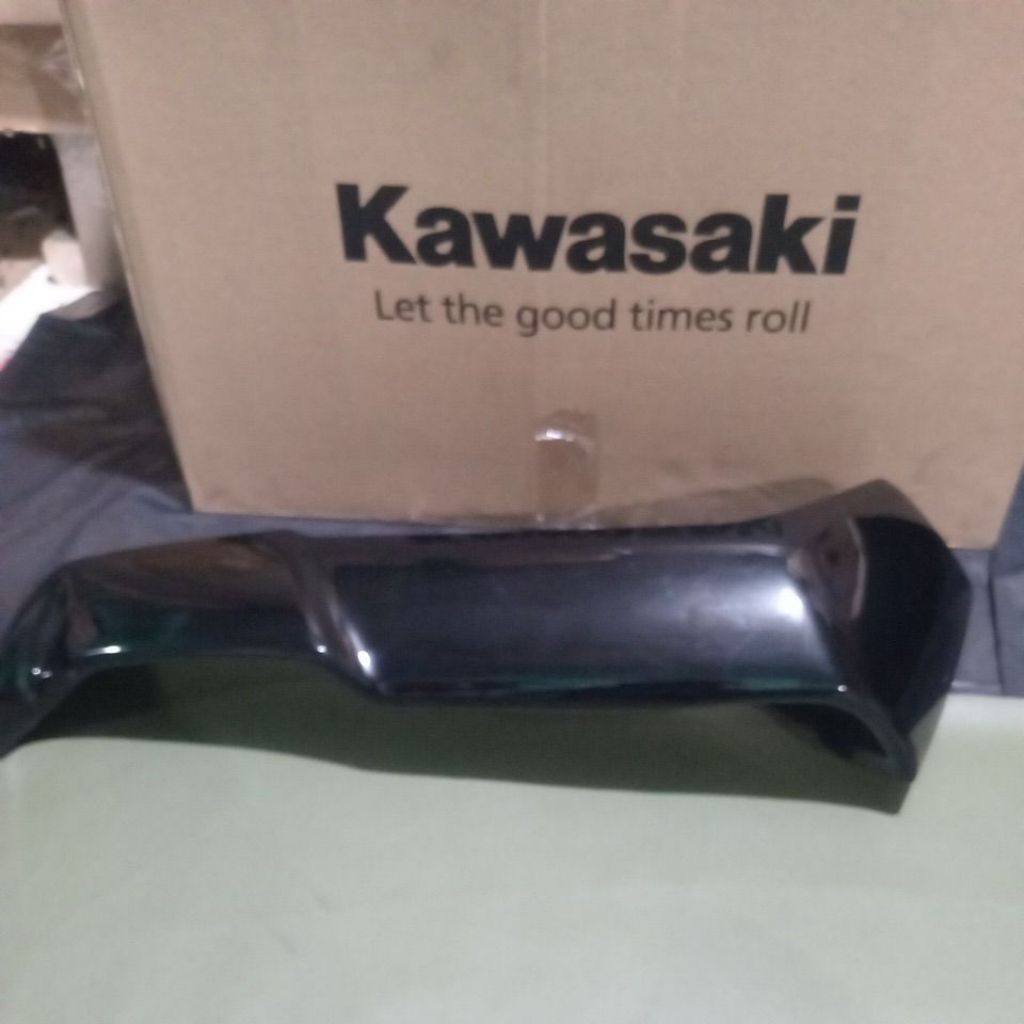 sayap kanan kawasaki kaze r warna hitam
