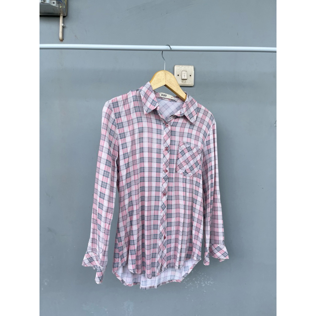 (PRELOVED) Kemeja Wanita Kotak-Kotak Pink DUST