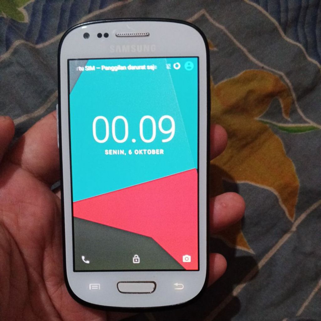 Samsung I8190 Galaxy S3 mini layar amoled (ram 1gb Rom 8gb)Monggo yg minat koleksi hp jadul.Kelengka