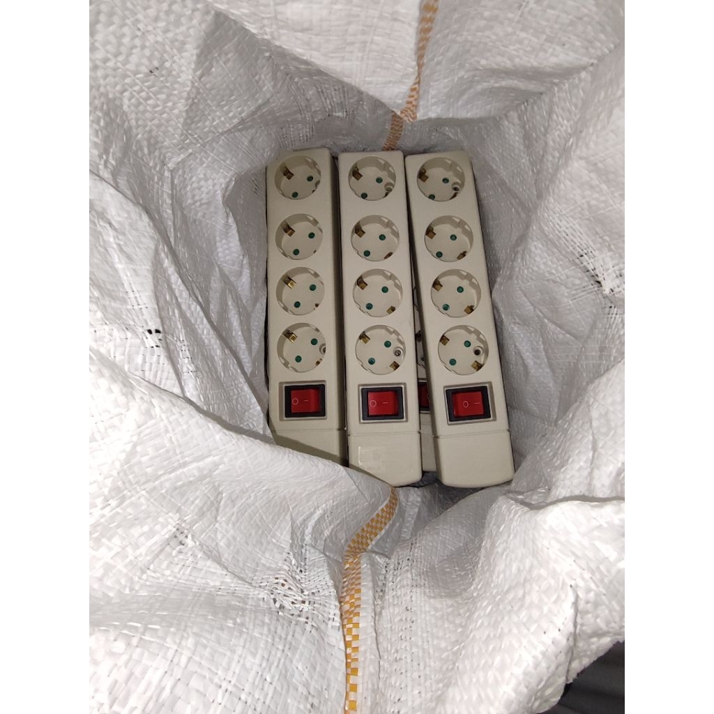 Stopkontak 4 lubang + Saklar (Tanpa kabel) Second *Merk UTICON