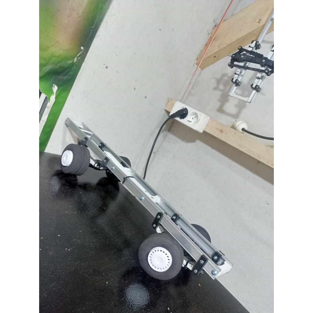Miniatur Sasis Truk Canter Dan Giga Nmr skala 1:10