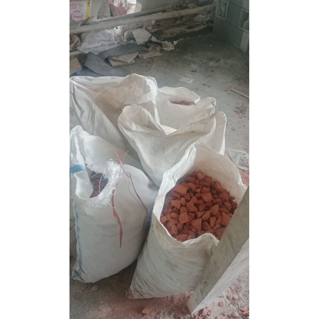 kerikil terakota ( pecahan genteng atau bata tempel )