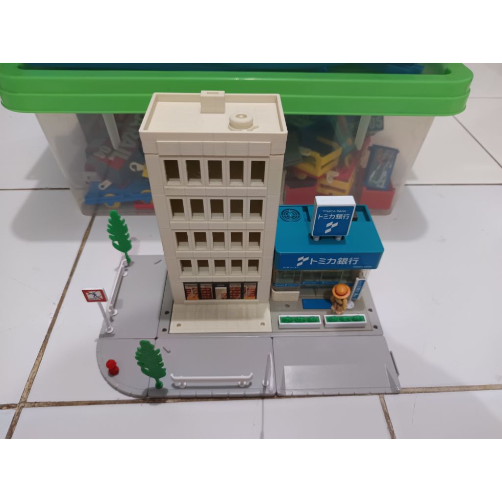 Plarail diorama gedung tomica town