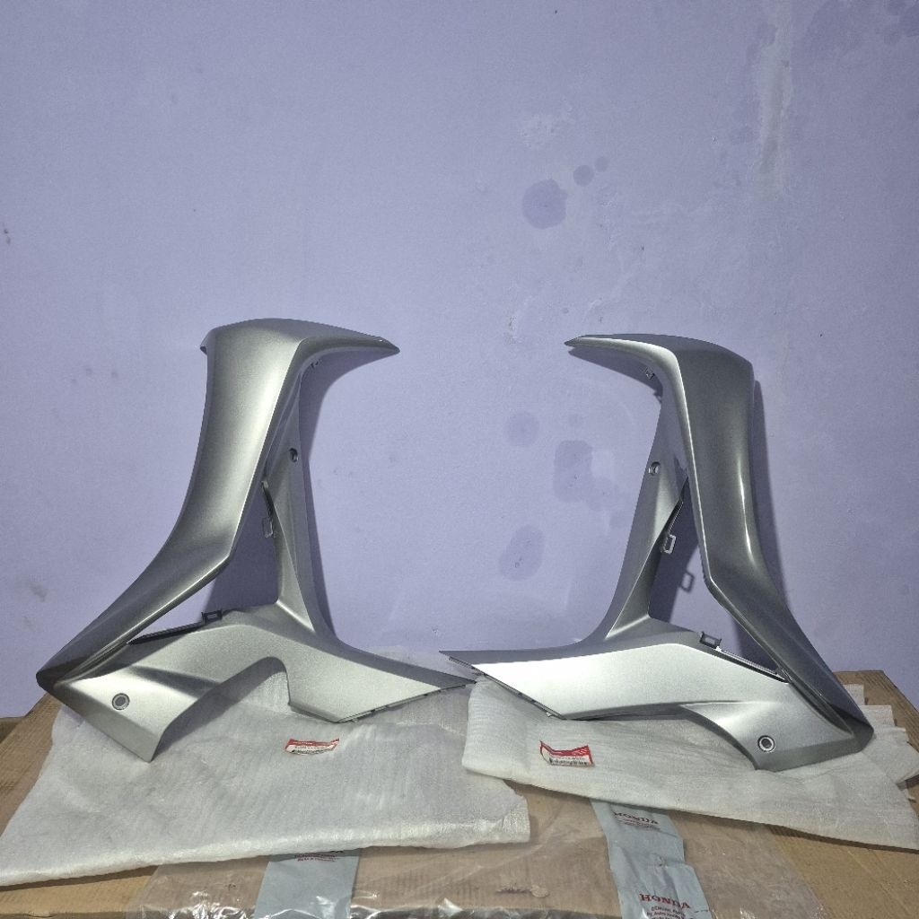 Cover sayap sebeng tebeng Honda Supra X125 X 125 Helm in Silver Metalil Kanan kiri Original Ahm Hond