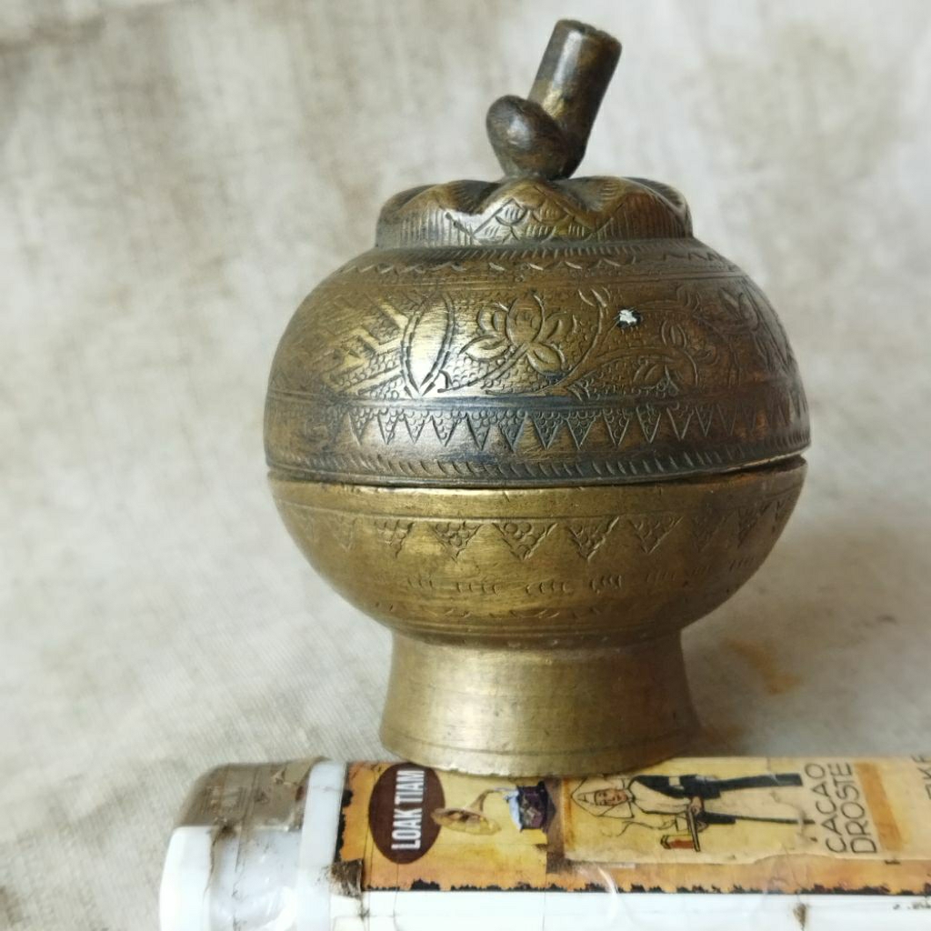 Pajangan Vintage Cepuk Kuningan Ukir Halus
