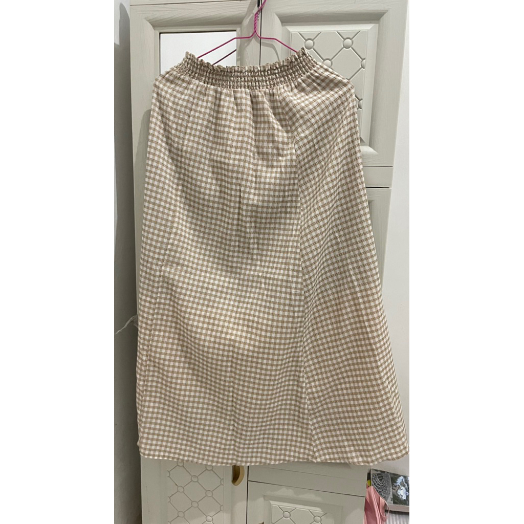 rok kotak kotak warna cream brand GU (Global Uniqlo) + admn