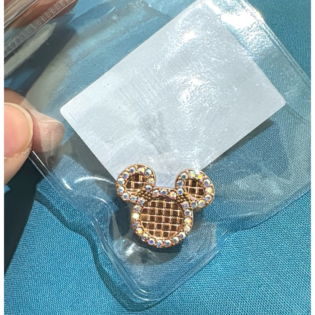 Brooch Buttonscraves x Disney