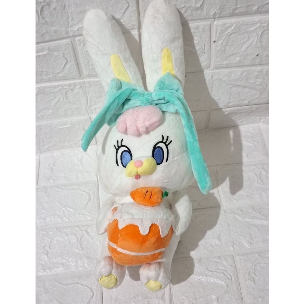 boneka kelinci rico bawa kue ulang tahun ultah wortel oren. boneka kulinci karakter kartun anak rico