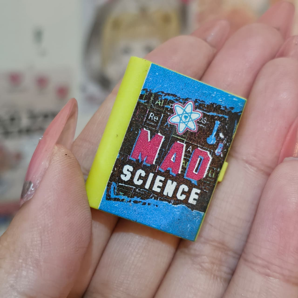 Aksesoris Boneka Monster High Buku Mad Science