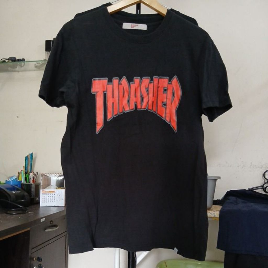 Kaos katun tebal warna hitam pekat 8SECOND X THRASHER second Original size M ld 105cm Pjg 73cm mulus