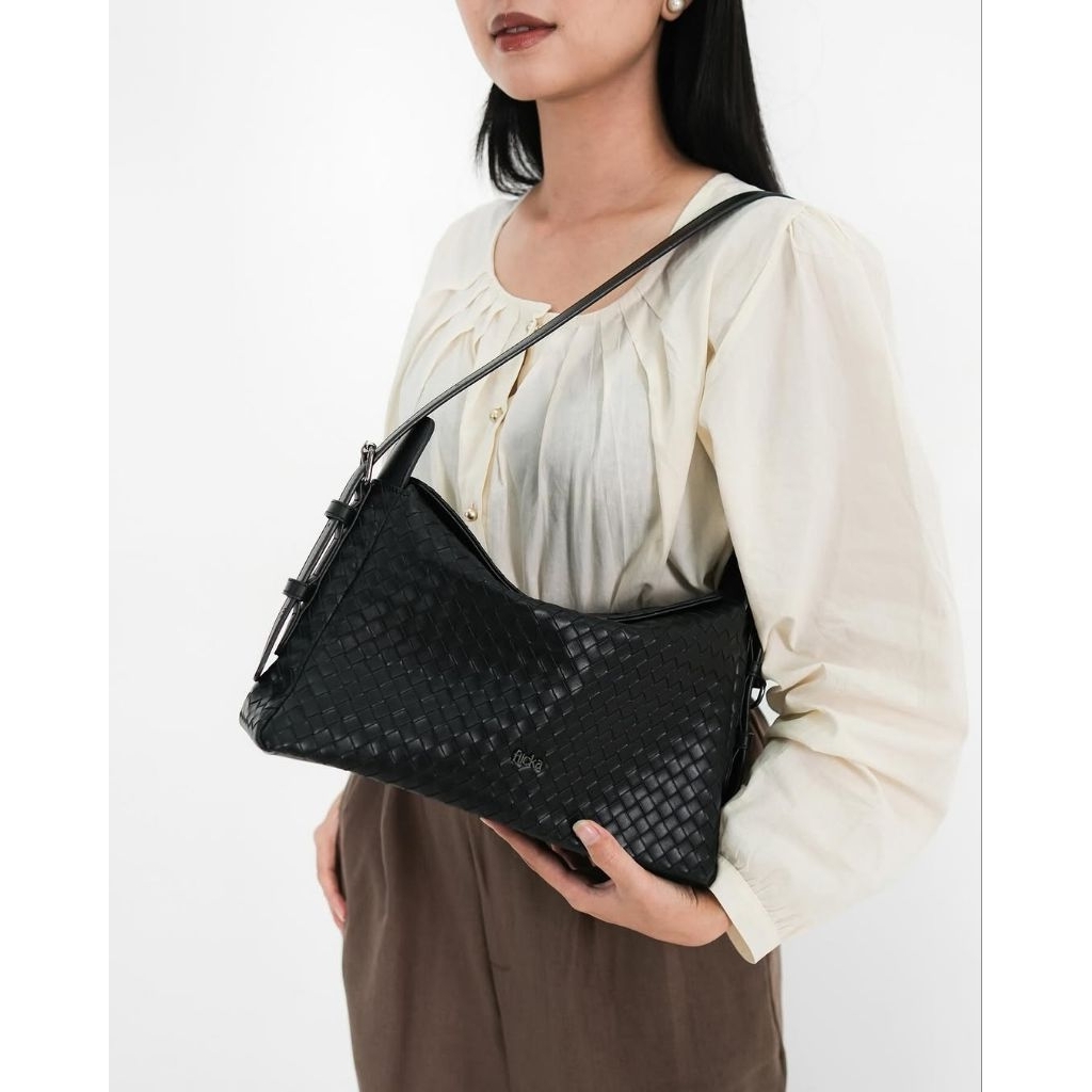 Tas bahu anyaman kulit sintetis Alice bag by flicka woven leather pattern