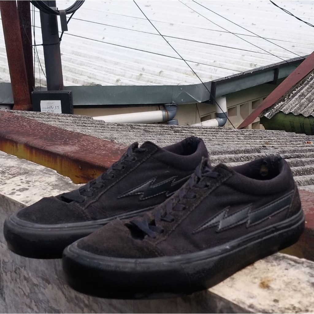 Sepatu Preloved Word Division