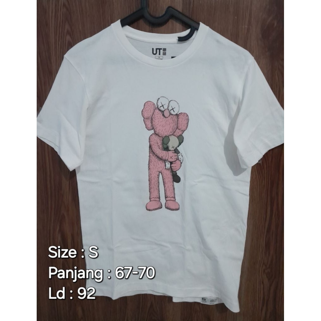 Kaos Tshirt Uniqlo UT x Kaws Pink [NET]    preloved/second/vintage