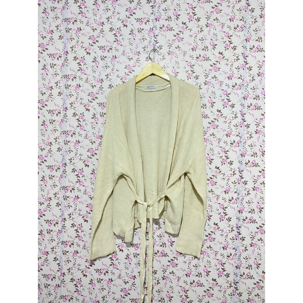 PRELOVED BY GEMBUL OUTER BROKEN WHITE LD FREE OOTD HIJAB OUTER PANTAI WARNA BW