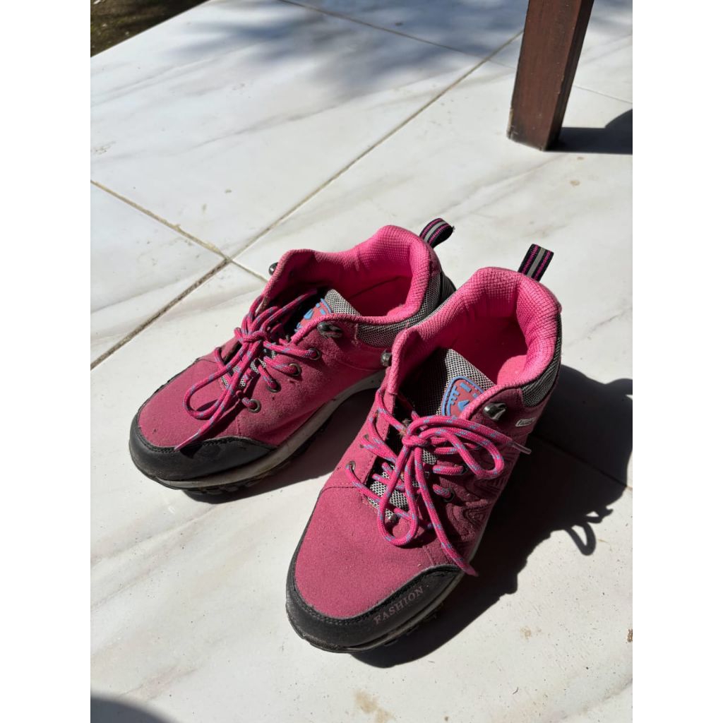 Sepatu olahraga warna merah hitam