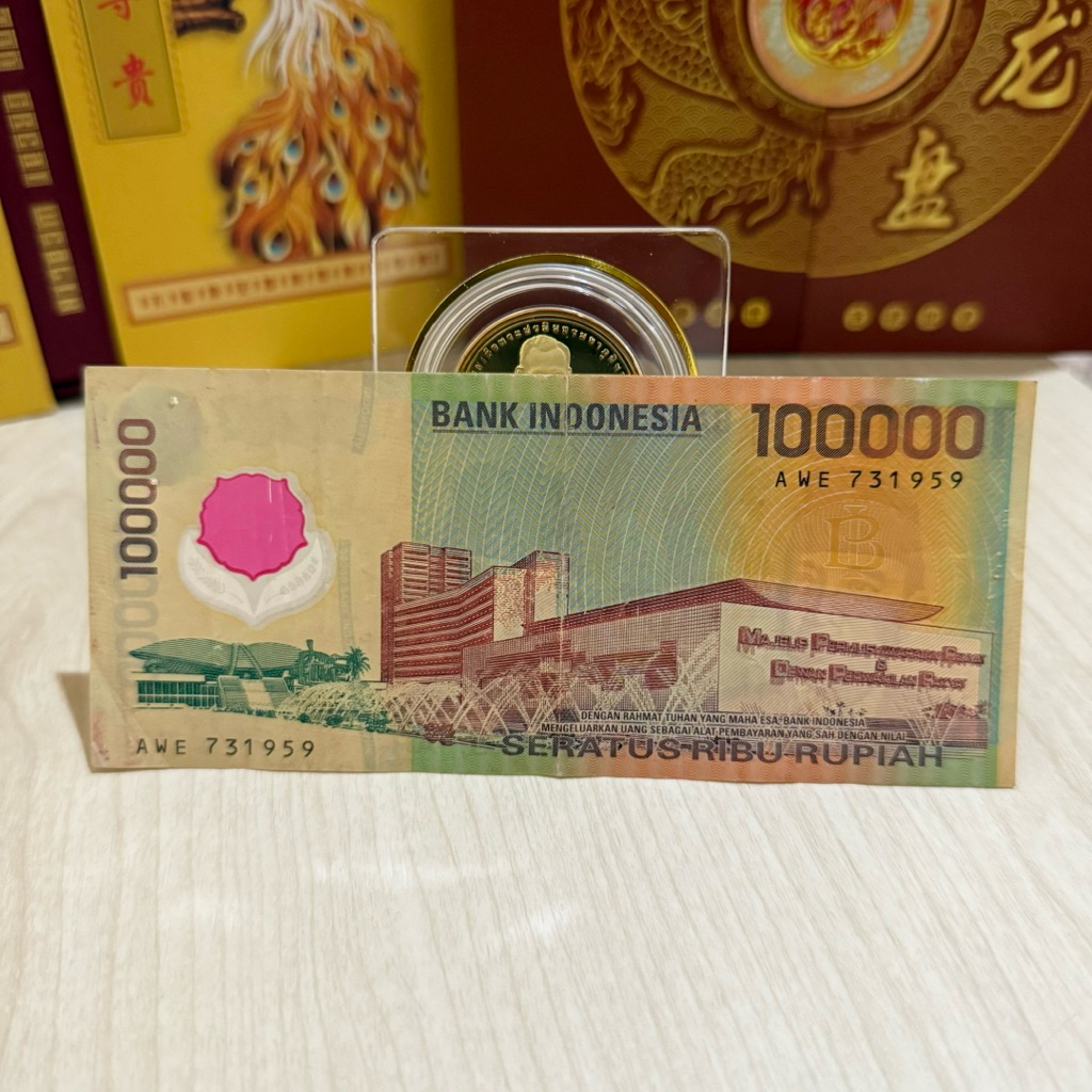 Uang kuno 100000 plastik tahun 1999 seri genap AWE 731959