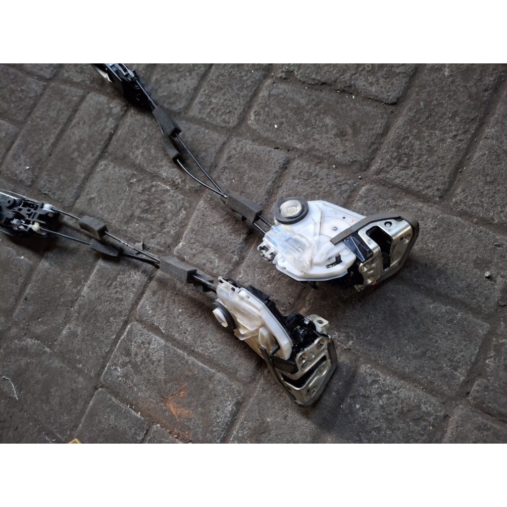 Doorlock Door Lock Pintu Tengah Brio