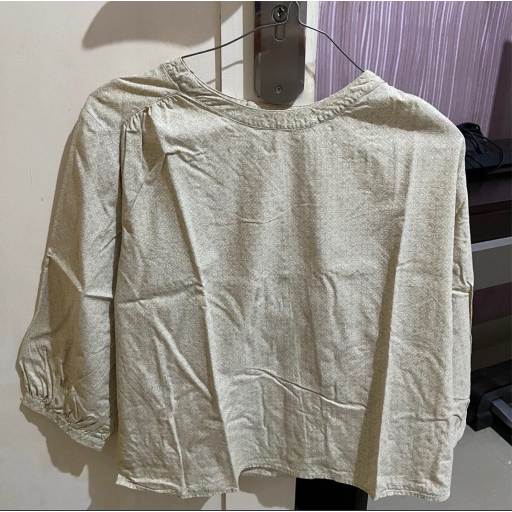 [PRELOVED] Uniqlo Atasan Motif Batik Wanita