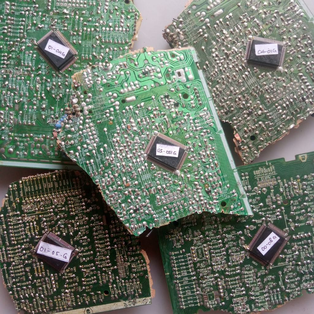 iC HBT_05-001G_HBT_00-08G_HBT_01-04G_HBT_04-01G_HBT_00-04G iC tv POLYTRON masih nempel pcb,cabutan