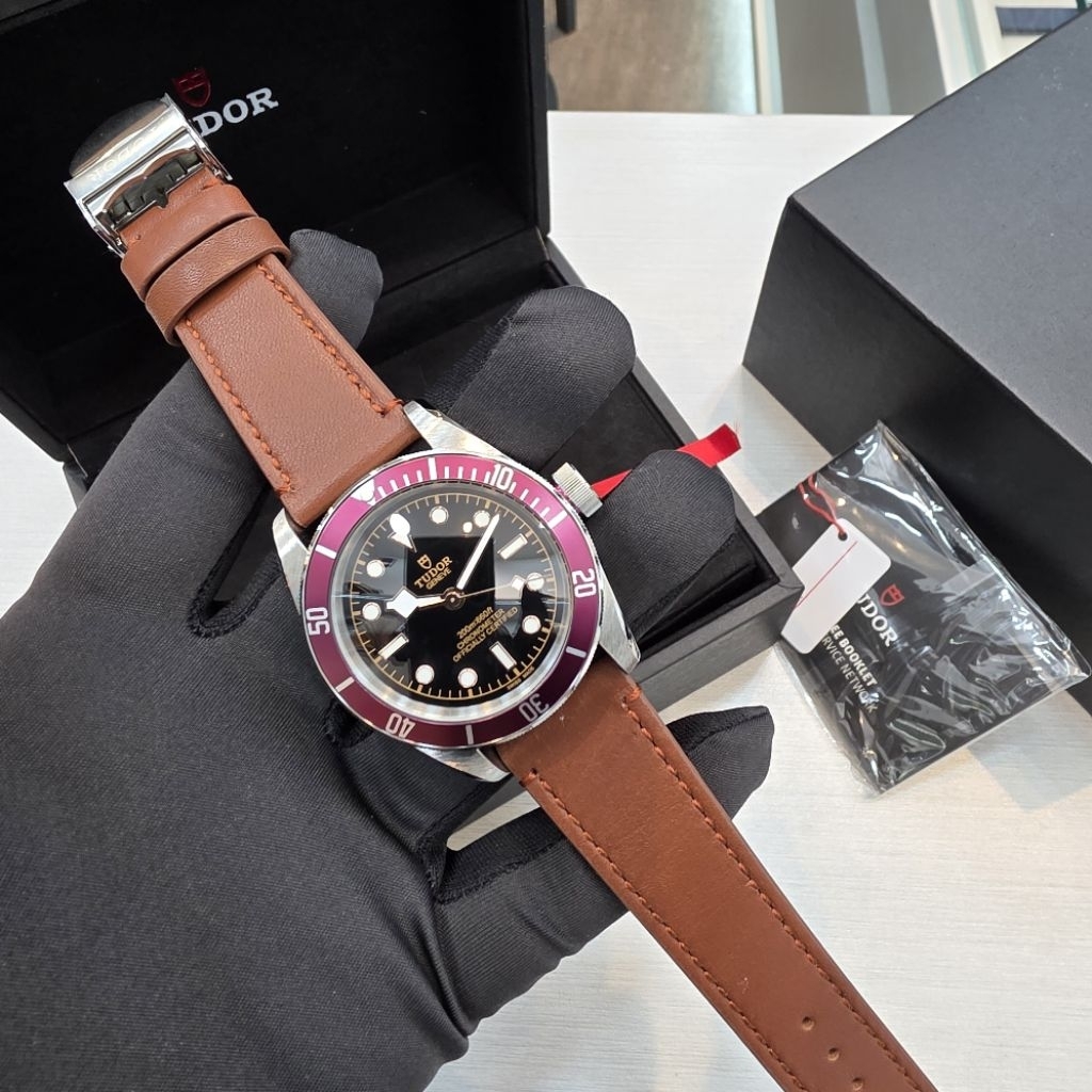 Jam Tangan Pria Tudor Black Bay Heritage Burgundy - Elegant Look