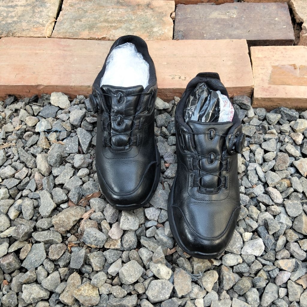 sepatu kulit boa