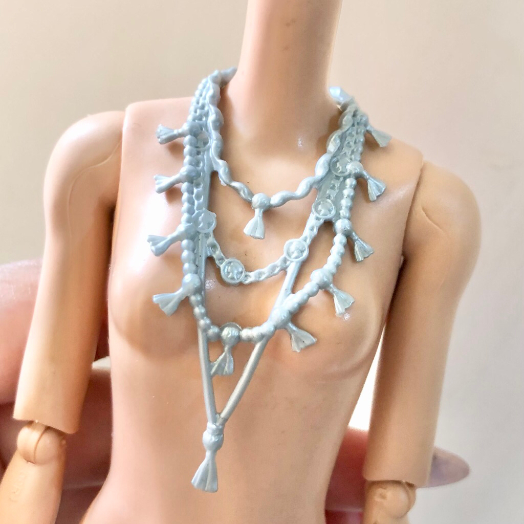 aksesoris boneka barbie kalung layer abu