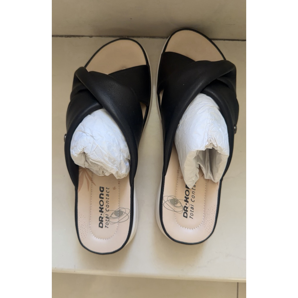 sandal hitam empuk dr.kong sz 38