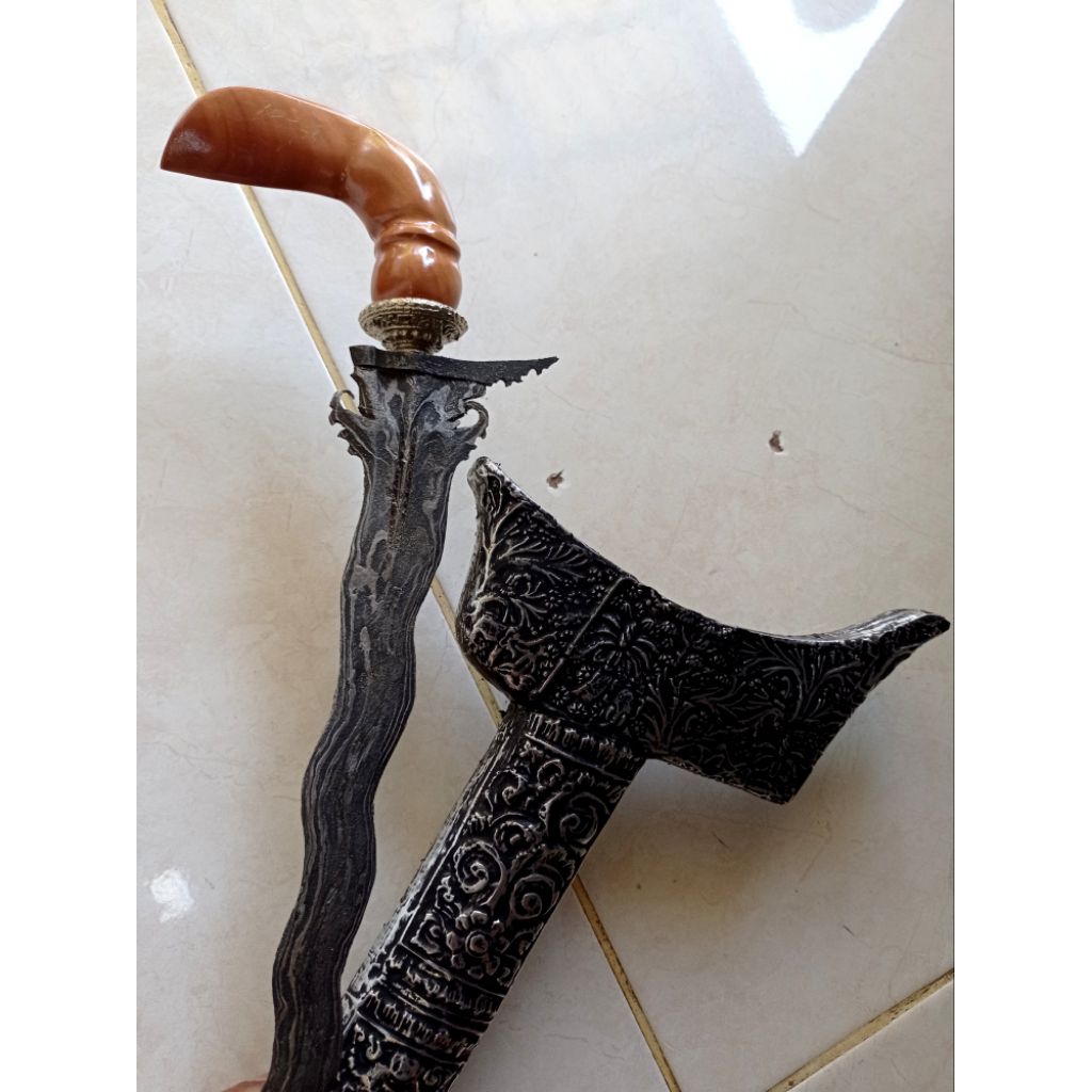 keris Melayu gagang kayu warangka ukiran Tatah logam