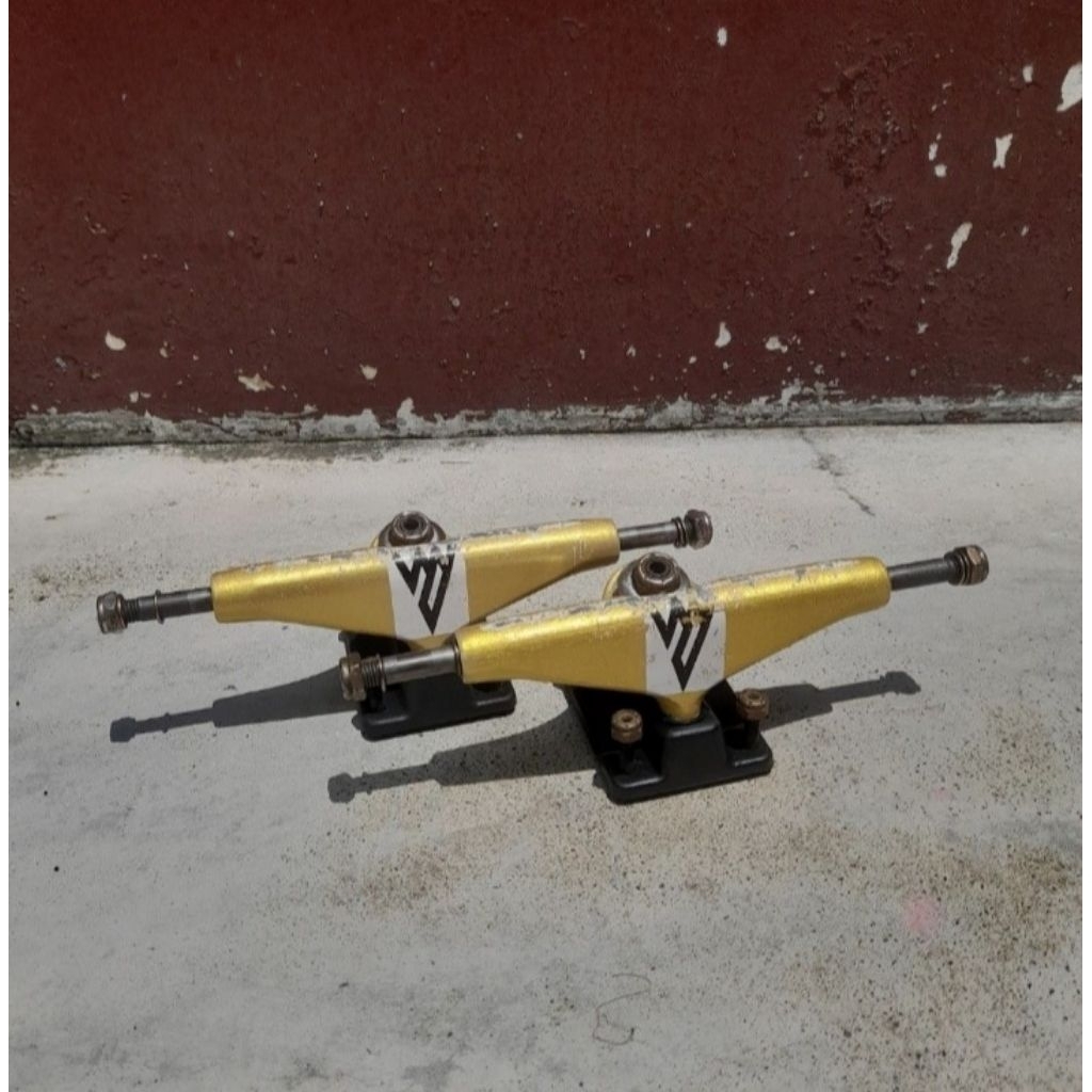Skateboard Truck Alienwear 5.25 hollow + boltnuts second / bekas