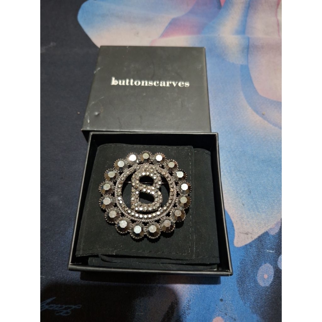 PRELOVED BROOCH BUTTONSCRAVES