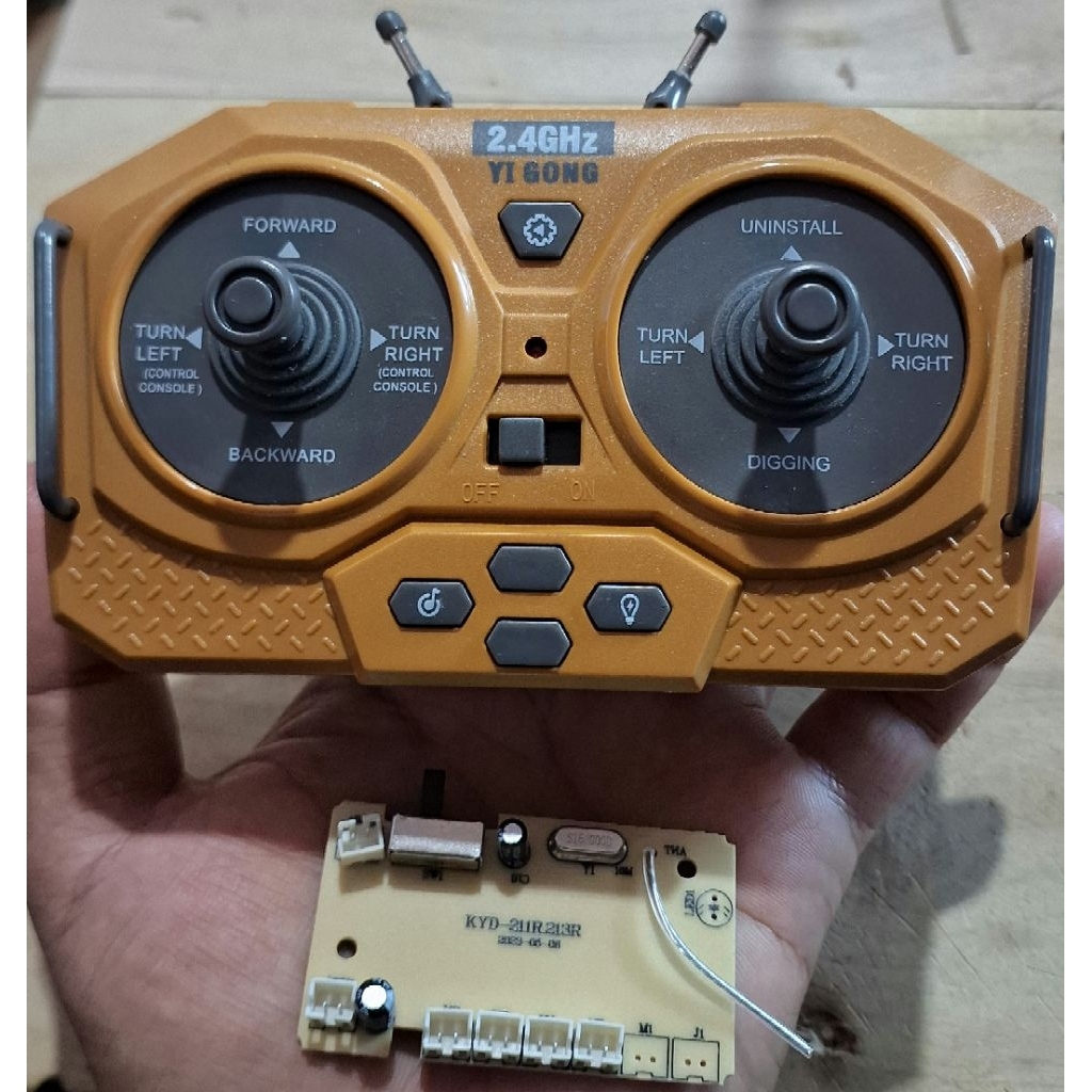 REMOTE CONTROL SET + RECEIVER 11CH RC EXCAVATOR 2,4GHZ YIGONG YG258-C / 978
