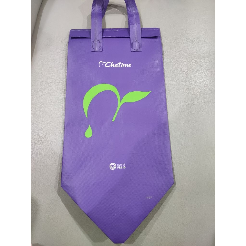 Tas reusable Chatime warna ungu dengan interior aluminum foil ukuran sedang 20*34*18 cm.