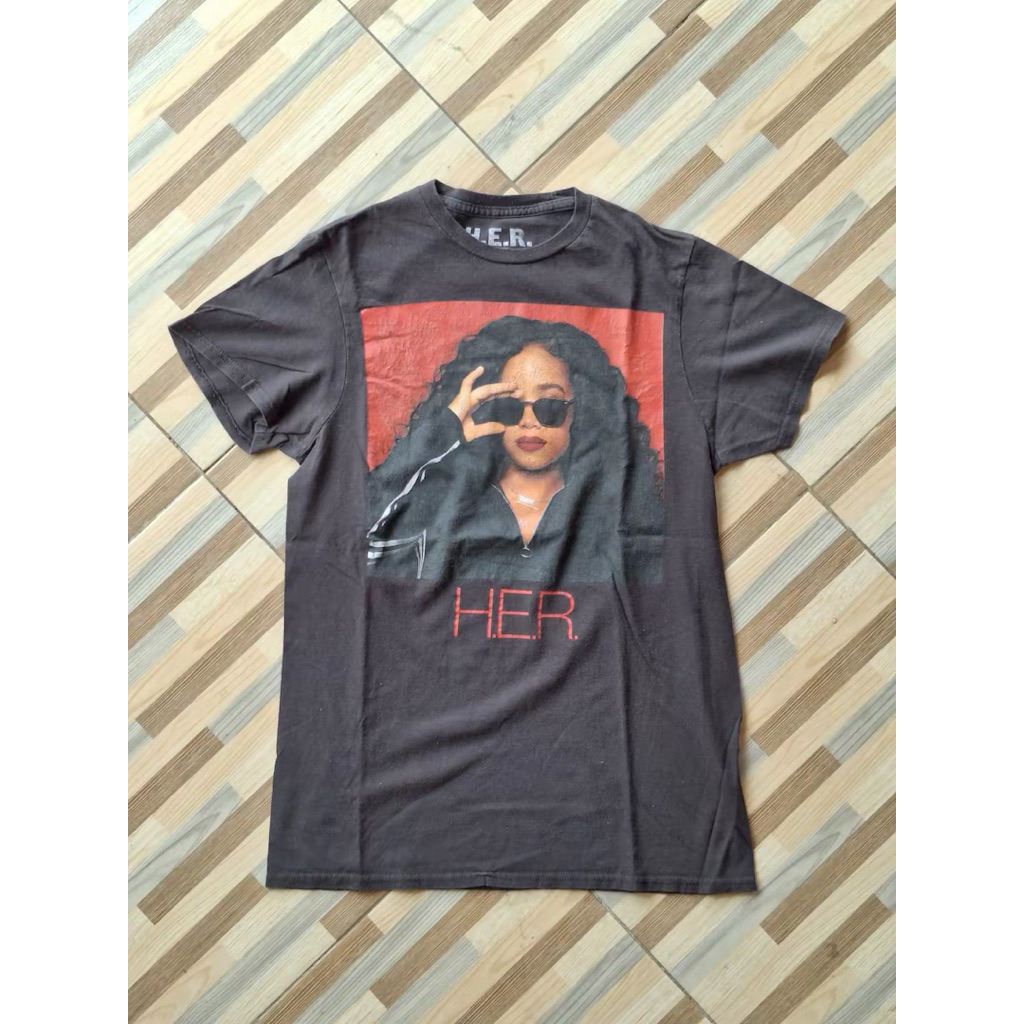 kaos band kaos art H.E.R on black red