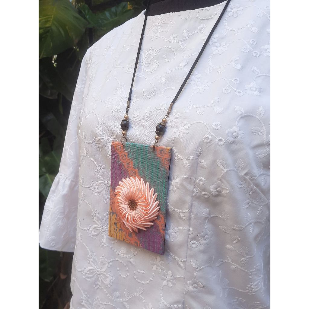 LAMITA Kalung Etnik Batik Persegi Ornamen Bunga Pita Satin.